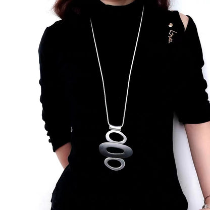 Chic round necklaces for autumn and winter