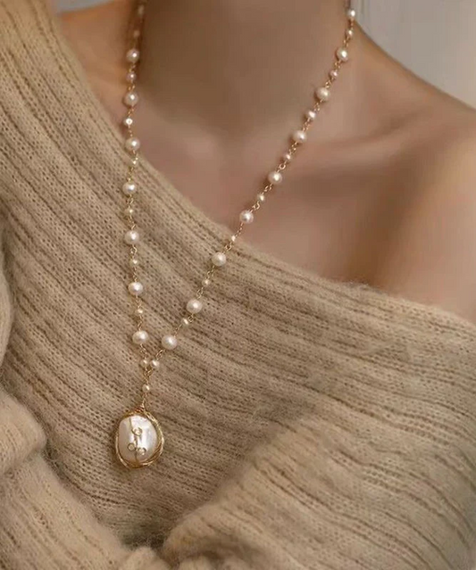 Elegant white pearl pendant necklace