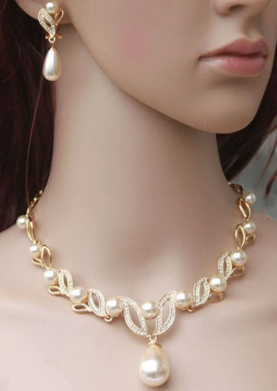 Elegant Gold Alloy Pearl Zirconia Pendant Necklace